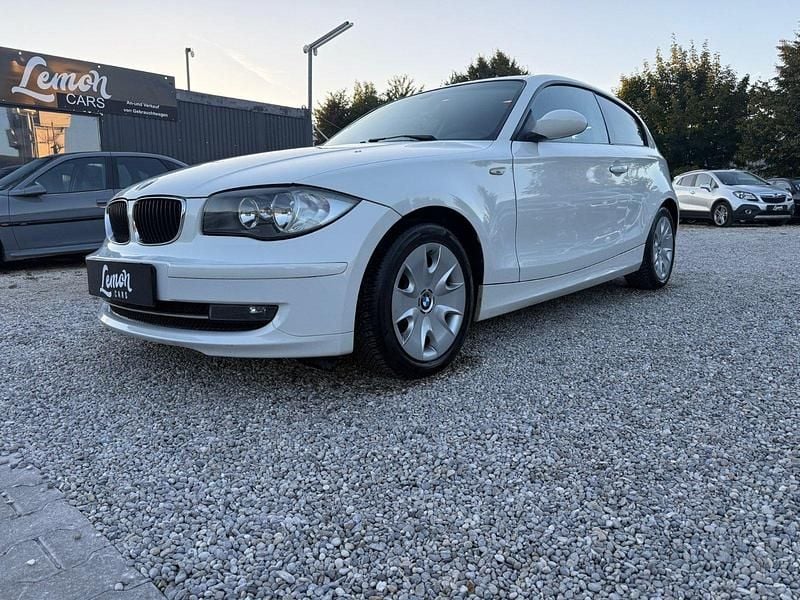 Weiß Gebraucht 2009 BMW 116 Kleinwagen | 2.690 € - Bild 1/4