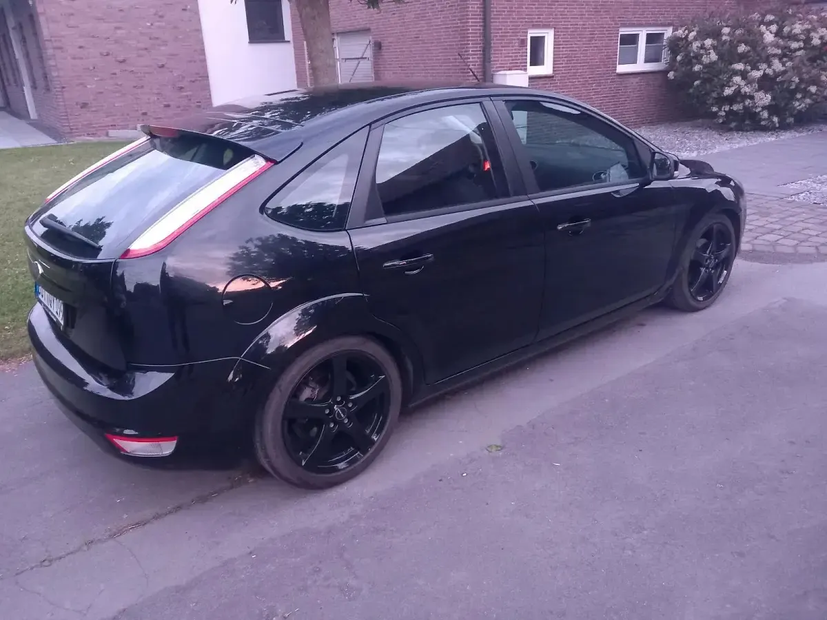 Gebraucht Ford Focus 101 PS (74 kW) 2010 Schwarz Kleinwagen