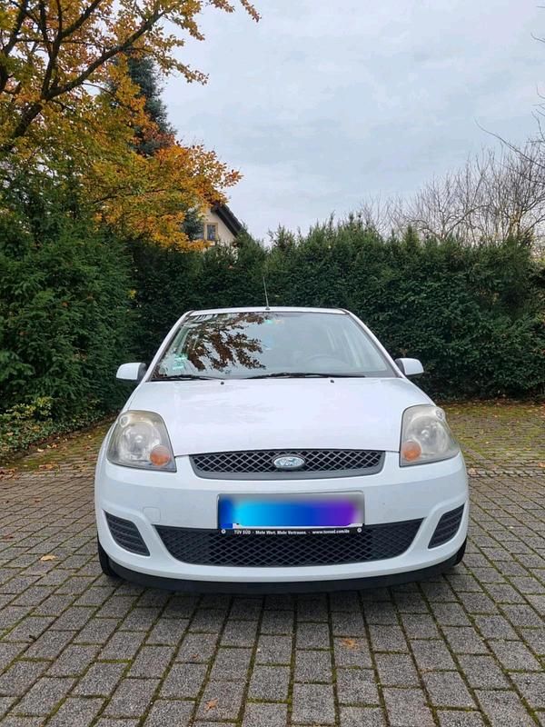 Weiß Gebraucht 2007 Ford Fiesta Kleinwagen | 2.600 € (Teuer) - Bild 1/4