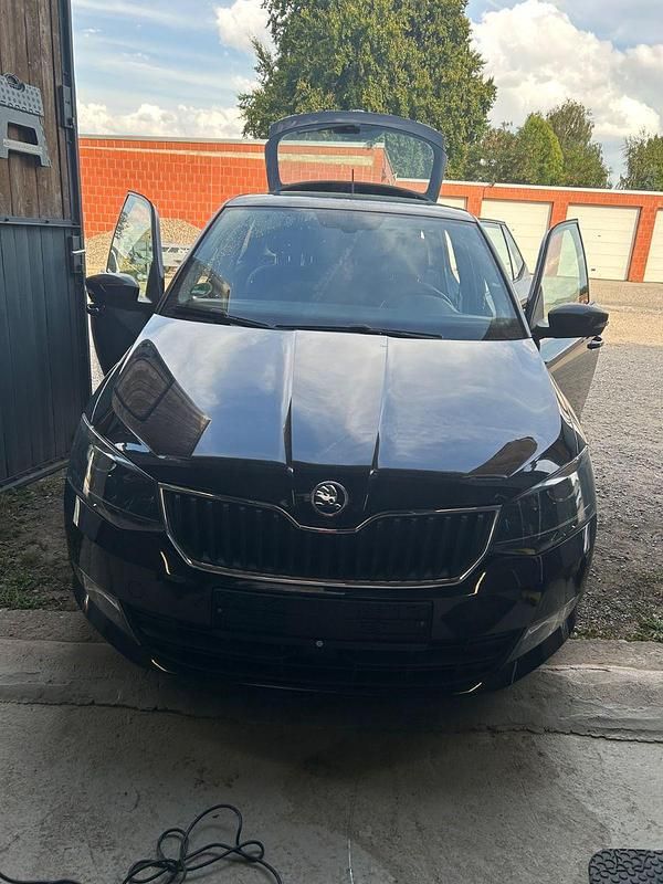 Schwarz Gebraucht 2016 Skoda Fabia Style Kleinwagen | 7.950 € (Guter Preis) - Bild 1/4