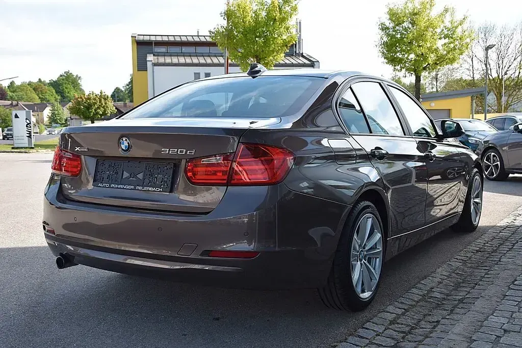 Gebraucht BMW 320 Sport Line 184 PS (135 kW) 2013 Braun Limousine