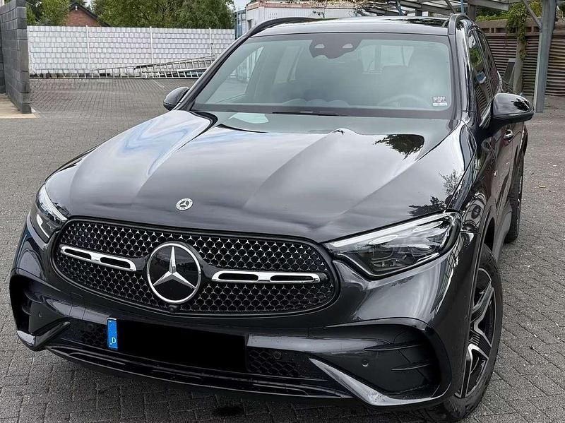 Grau Gebraucht 2024 Mercedes GLC300e AMG line SUV | 57.500 € (Superpreis) - Bild 1/4