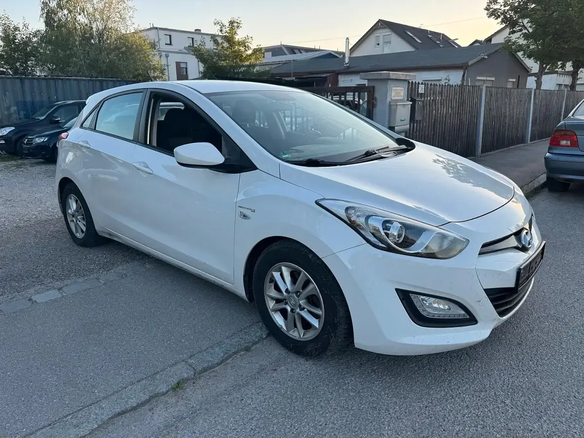 Gebraucht Hyundai i30 110 PS (80 kW) 2014 Weiß Limousine