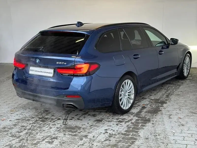 Gebraucht BMW 530e M Sport 292 PS (214 kW) 2022 Blau Kombi