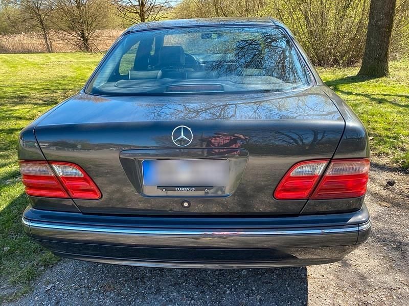 Second-hand Mercedes E320 224 CP (164 kW) 2001 Gri Berlinǎ
