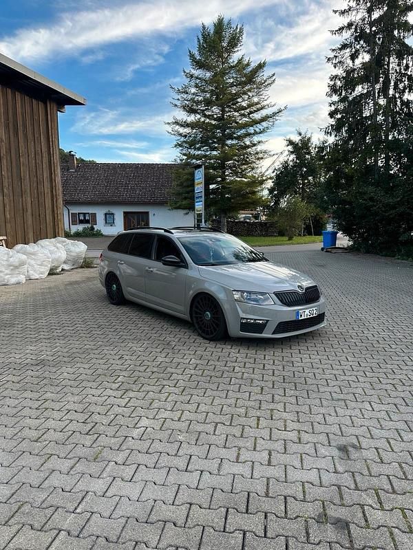 Grau Gebraucht 2016 Skoda Octavia RS Kombi | 16.400 € (Etwas zu teuer) - Bild 1/4