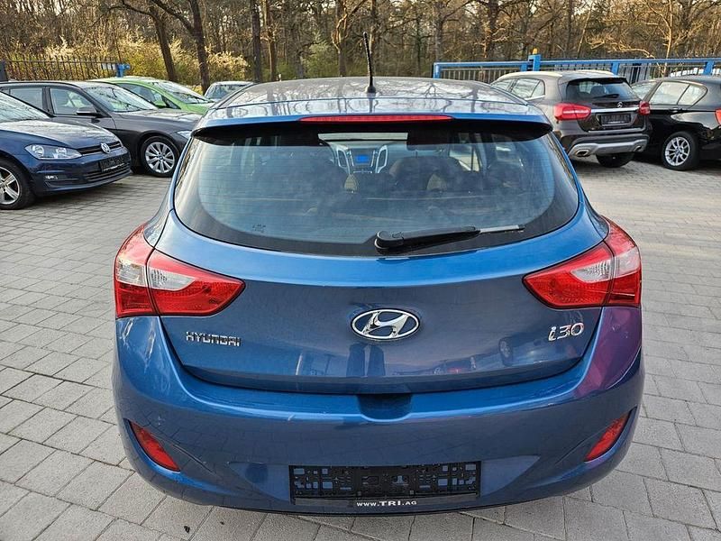 Gebraucht Hyundai i30 Classic 101 PS (74 kW) 2015 Blau Limousine