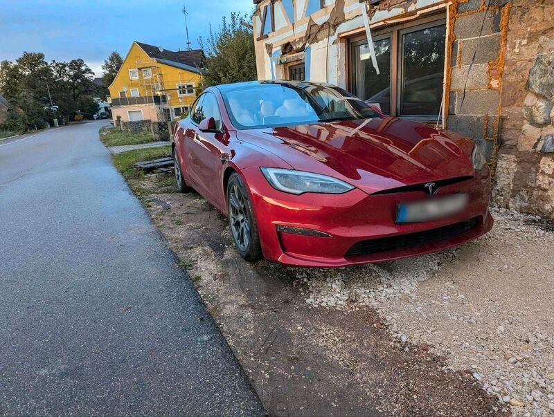 Rot Gebraucht 2023 Tesla Model S Plaid Limousine | 105.000 € - Bild 1/4