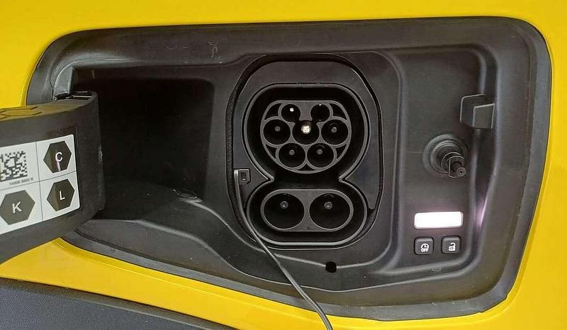 Używany Renault 5 E-Tech Techno 110 kW (150 KM) 2026 Żółty Sedan/Limuzyna