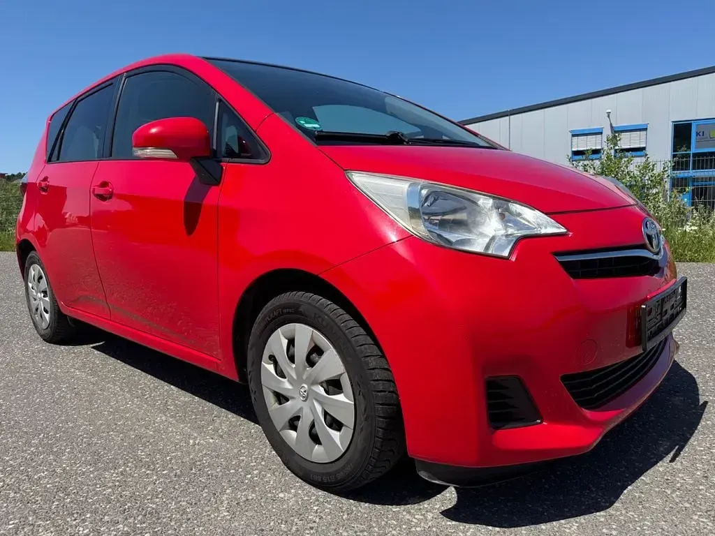 Gebraucht Toyota Verso-S 99 PS (72 kW) 2011 Rot Van / Kleinbus