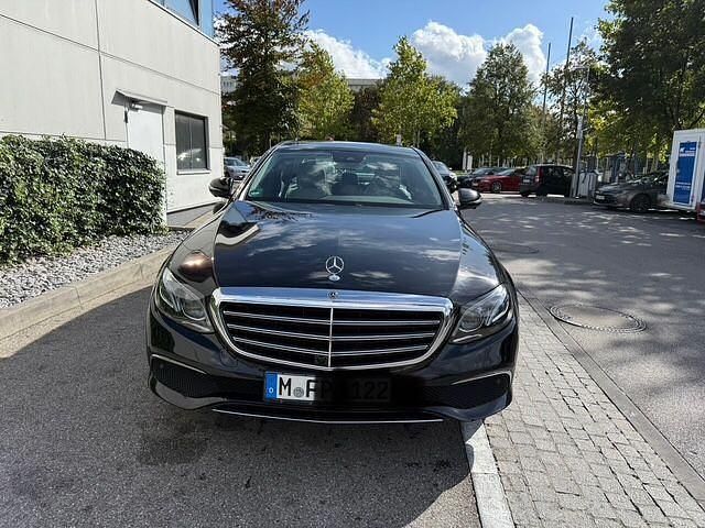 Schwarz Gebraucht 2019 Mercedes E200 Limousine | 30.821 € (Teuer) - Bild 1/4