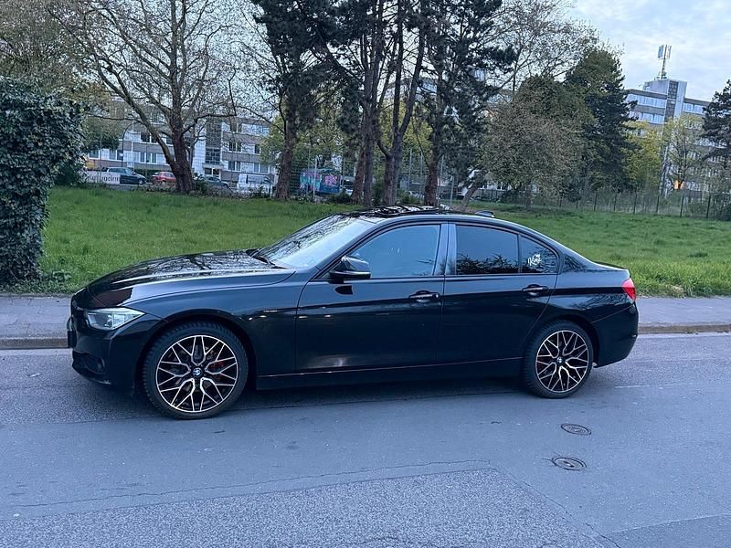 Second-hand BMW 320 Luxury Line 184 CP (135 kW) 2012 Negru Berlinǎ