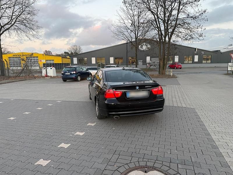 Gebraucht BMW 320 174 PS (127 kW) 2010 Schwarz Limousine