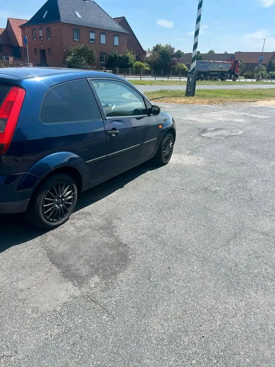 Gebraucht Ford Fiesta 75 PS (55 kW) 2004 Blau Kleinwagen