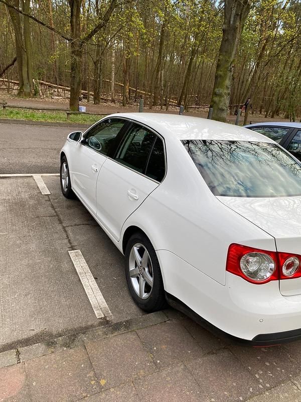 Weiß Gebraucht 2010 VW Jetta Limousine | 7.000 € (Teuer) - Bild 1/4