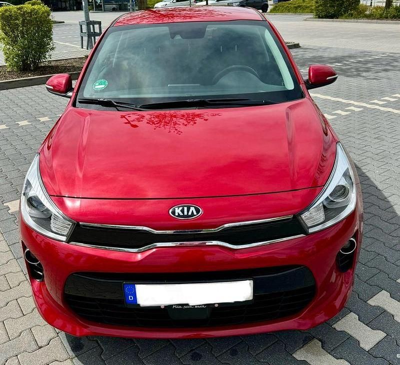 Rot Gebraucht 2017 Kia Rio DREAM-TEAM Edition Limousine | 9.500 € (Fairer Preis) - Bild 1/4
