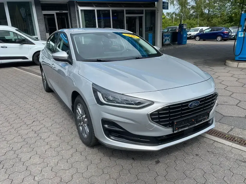 Gebraucht Ford Focus Titanium 125 PS (91 kW) 2024 Silber Limousine