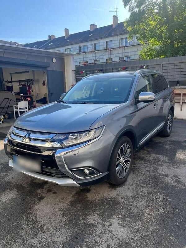 Grau Gebraucht 2016 Mitsubishi Outlander SUV | 13.500 € (Fairer Preis) - Bild 1/4