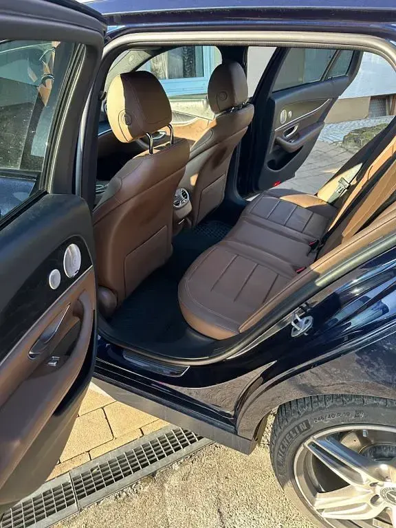 Używany Mercedes E400 330 KM (242 kW) 2020 Niebieski Sedan/Limuzyna