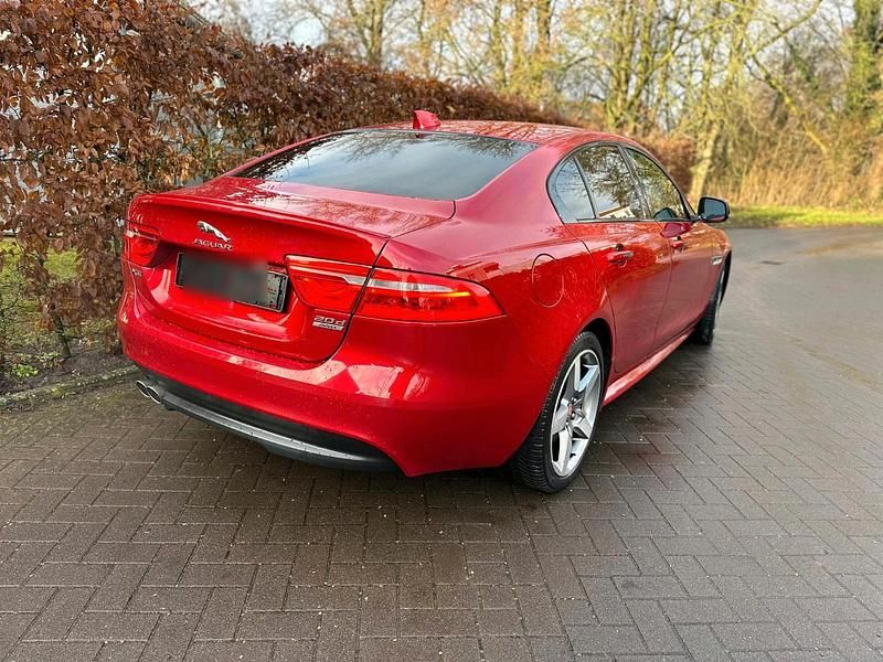 Gebraucht Jaguar XE R-Sport 179 PS (131 kW) 2016 Rot Limousine