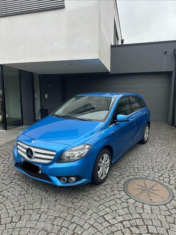Gebraucht Mercedes B200 136 PS (100 kW) 2013 Blau Van / Kleinbus