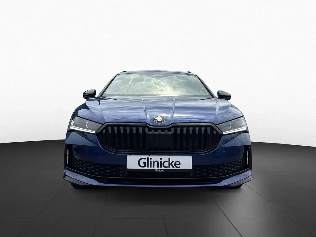 Neu Skoda Superb SportLine 204 PS (150 kW) 2026 Blau Kombi