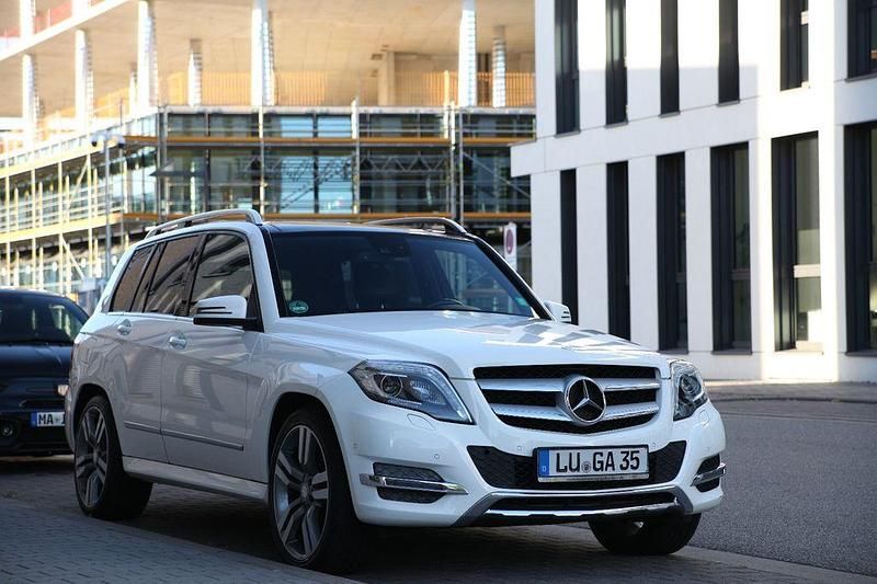 Weiß Gebraucht 2013 Mercedes GLK220 AMG SUV | 17.300 € (Fairer Preis) - Bild 1/4