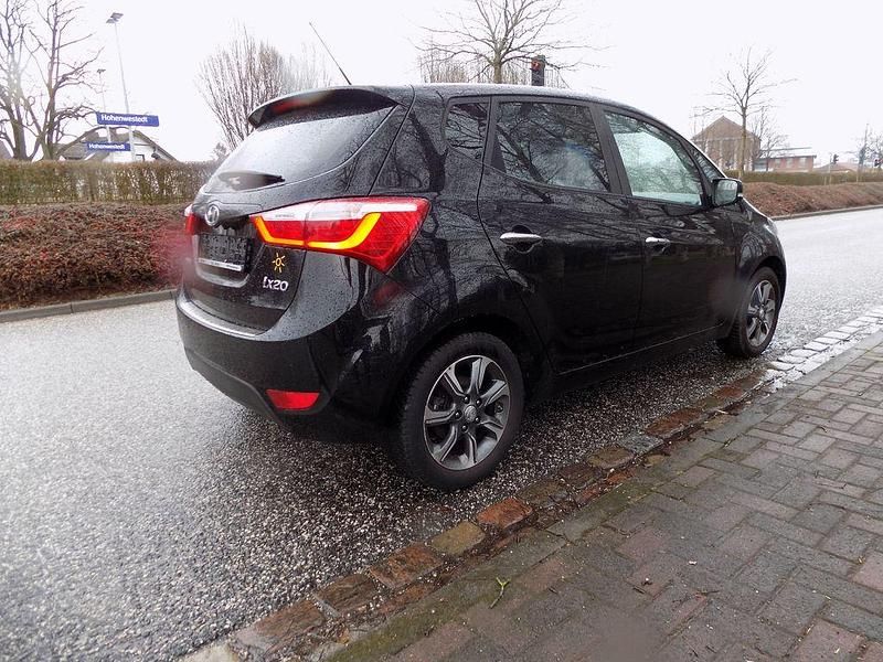 Gebraucht Hyundai ix20 125 PS (91 kW) 2016 Schwarz Kleinwagen