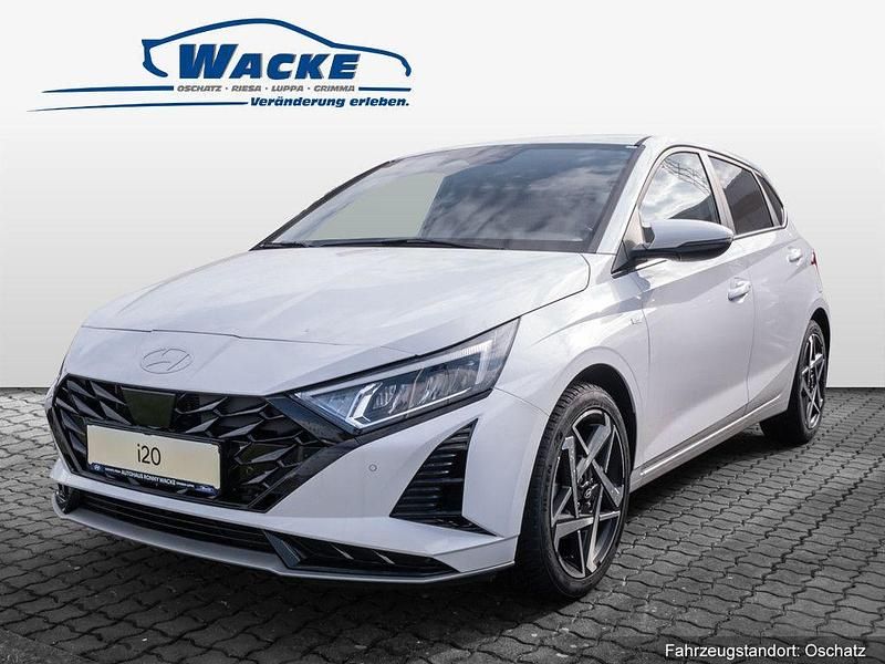 Farbe: weiss Gebraucht 2024 Hyundai i20 Prime Limousine | 23.980 € - Bild 1/4