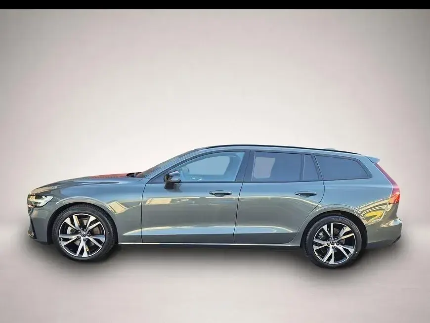 Gebraucht Volvo V60 Plus 197 PS (144 kW) 2025 Manufacturer Kombi