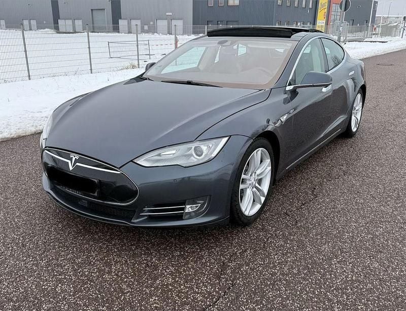 Grau Gebraucht 2015 Tesla Model S Kleinwagen | 15.900 € (Guter Preis) - Bild 1/4