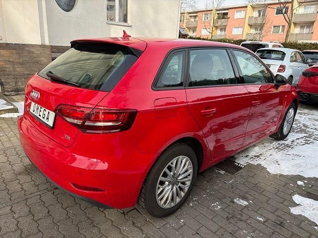 Gebraucht Audi A3 Sport 116 PS (85 kW) 2017 Rot Limousine
