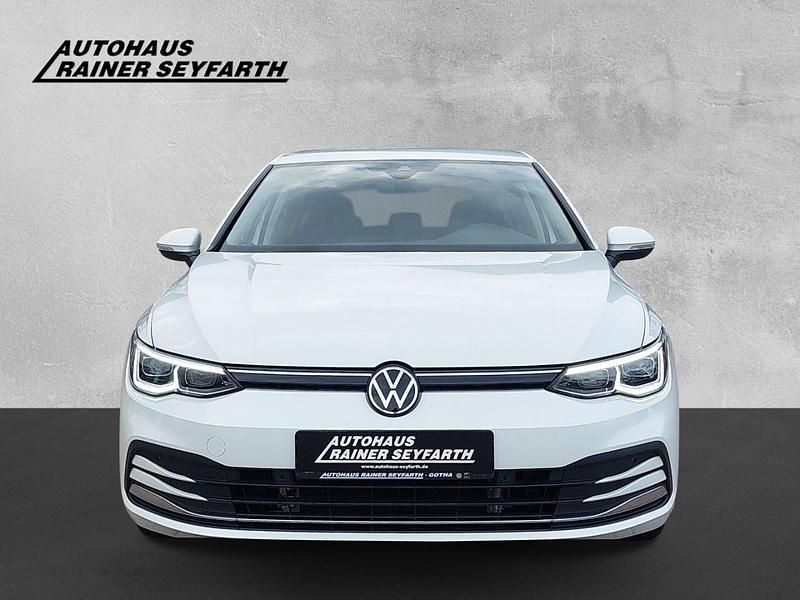 Gebraucht VW Golf VIII Active 131 PS (96 kW) 2022 Weiß Limousine