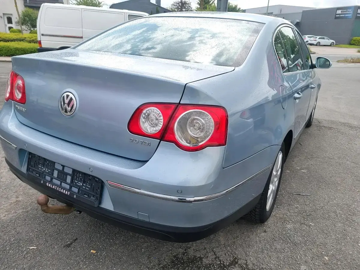 Usata VW Passat 140 CV (102 kW) 2005 Blu Berlina