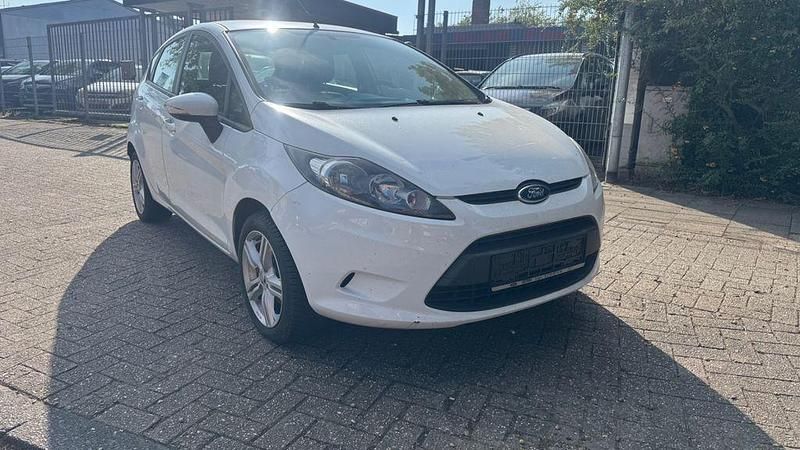 Gebraucht Ford Fiesta Trend 75 PS (55 kW) 2009 Weiß Limousine