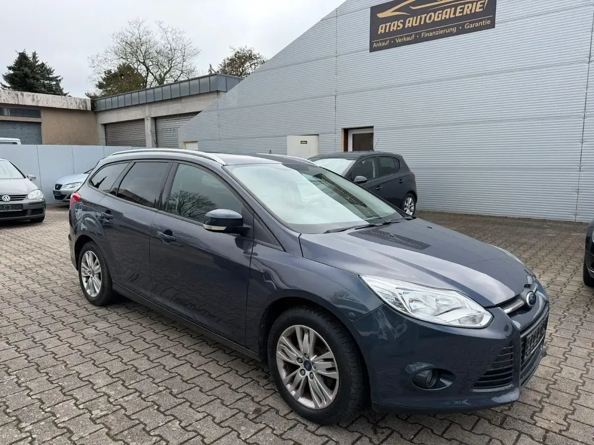 Gebraucht Ford Focus Trend 125 PS (91 kW) 2011 Grau Limousine