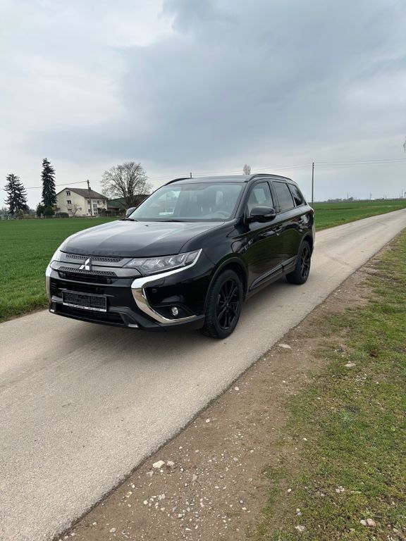 Schwarz Gebraucht 2021 Mitsubishi Outlander Spirit+ SUV | 26.900 € (Etwas zu teuer) - Bild 1/4