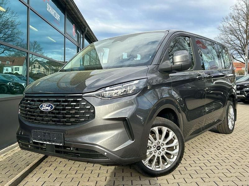 Grau Gebraucht 2024 Ford Tourneo Titanium Van / Kleinbus | 47.444 € (Etwas zu teuer) - Bild 1/4