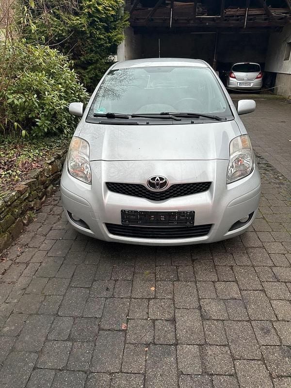 Grau Gebraucht 2010 Toyota Yaris Kleinwagen | 3.600 € (Guter Preis) - Bild 1/4