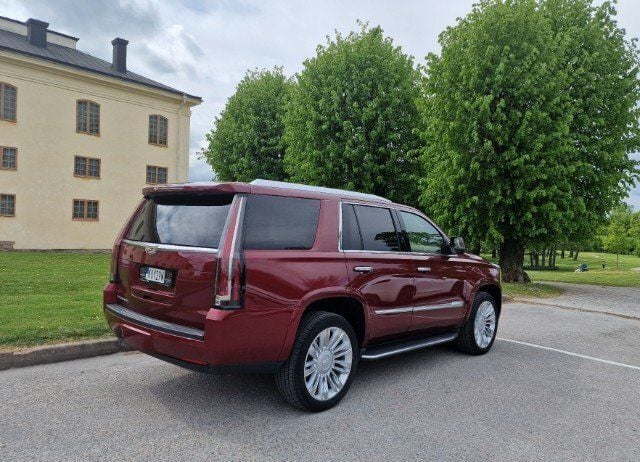 Gebraucht Cadillac Escalade 426 PS (313 kW) 2016 Rot metallic SUV