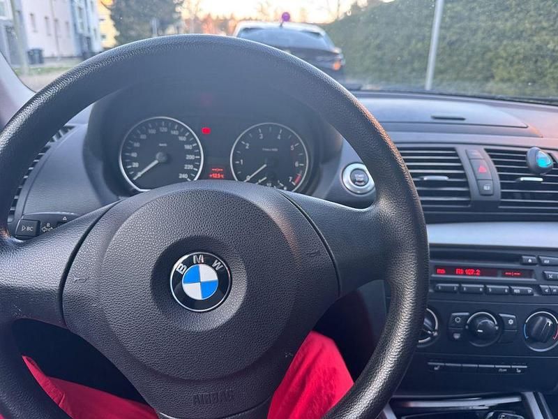 Gebraucht BMW 116 122 PS (89 kW) 2009 Schwarz Kleinwagen