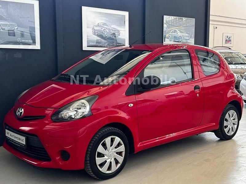 Gebraucht Toyota Aygo Basis 68 PS (50 kW) 2012 Rot Kleinwagen