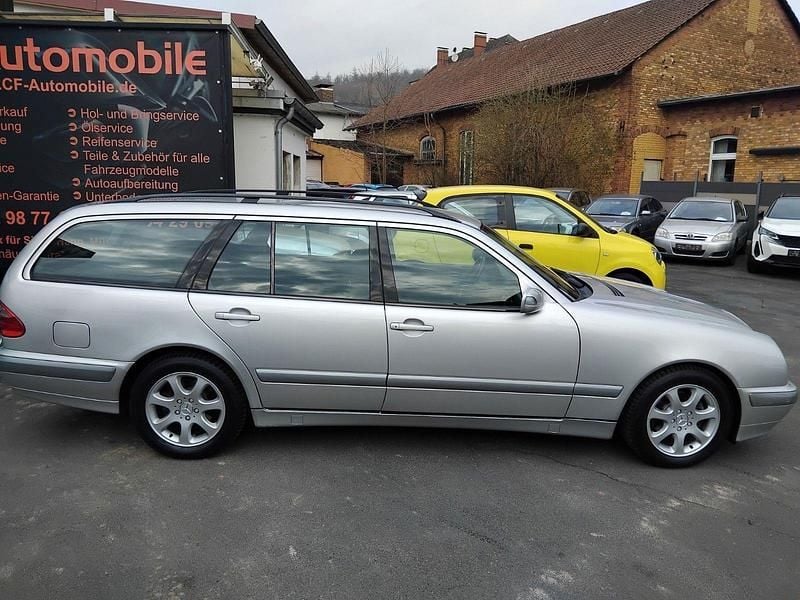 Second-hand Mercedes E220 143 CP (105 kW) 2001 Argintiu Break