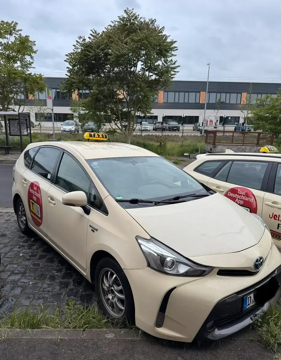 Gebraucht Toyota Prius+ Comfort 99 PS (72 kW) 2018 Gelb Van / Kleinbus