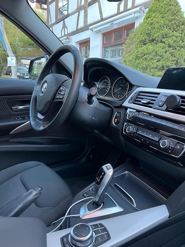 Gebraucht BMW 318 Advantage 150 PS (110 kW) 2018 Grau Kombi