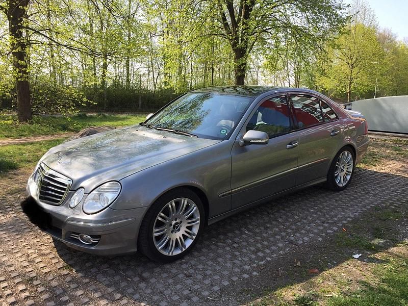 Grau Gebraucht 2008 Mercedes E320 Limousine | 6.000 € (Fairer Preis) - Bild 1/4