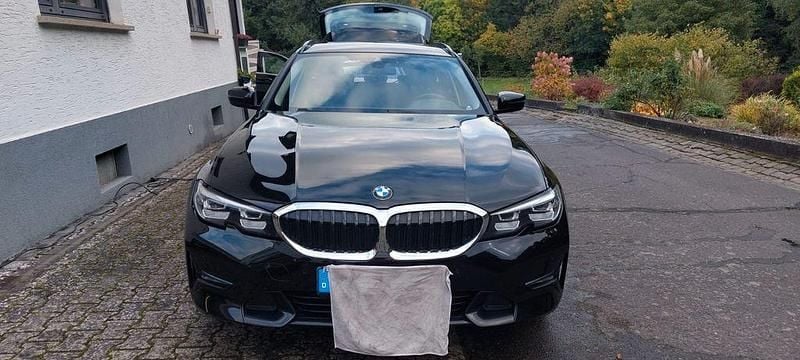 Schwarz Gebraucht 2020 BMW 330e Advantage Kombi | 24.500 € (Guter Preis) - Bild 1/4
