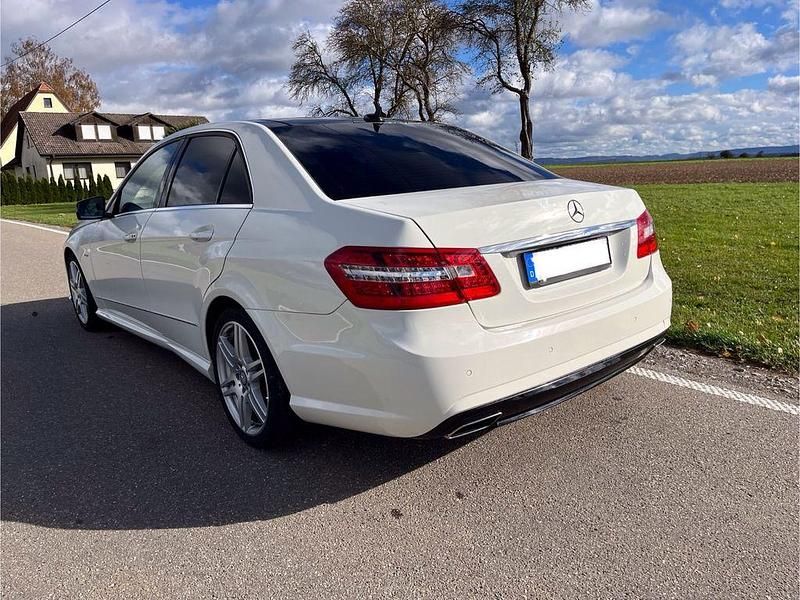 Weiß Gebraucht 2011 Mercedes E300 Avantgarde Limousine | 13.000 € (Teuer) - Bild 1/4
