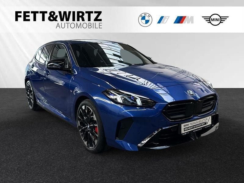 Portimao blau Gebraucht 2024 BMW M135 M Sport Kleinwagen | 39.684 € (Guter Preis) - Bild 1/3