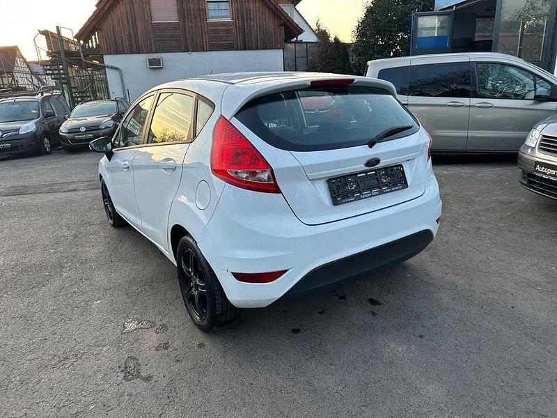 Gebraucht Ford Fiesta Trend 75 PS (55 kW) 2010 Weiß Kleinwagen